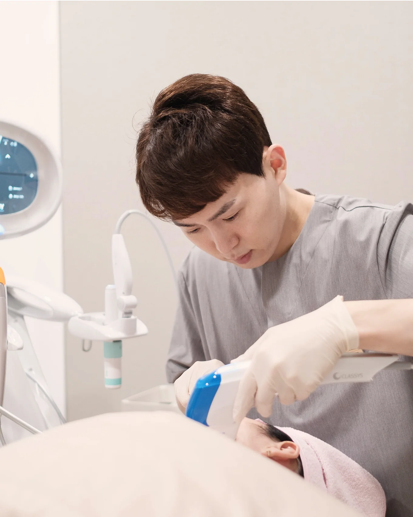 Scene from an eraser clinic's Han Dong-yeop ledger procedure